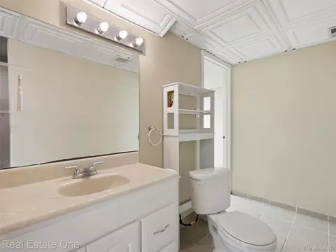 Bath - 5606 Adderstone Dr, Independence, MI 48346 photo 4 of 5