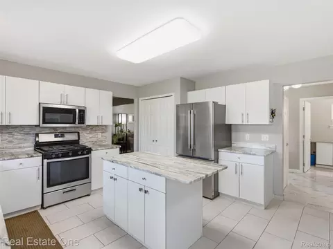 Kitchen - 5606 Adderstone Dr, Independence, MI 48346 photo 2 of 6