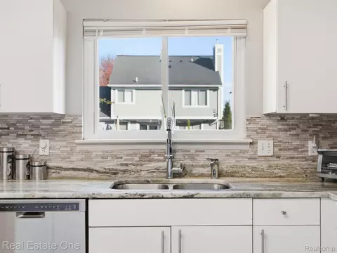 Kitchen - 5606 Adderstone Dr, Independence, MI 48346 photo 5 of 6