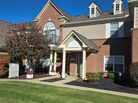 20011 Hidden Oaks Dr, Brownstown, MI 48183