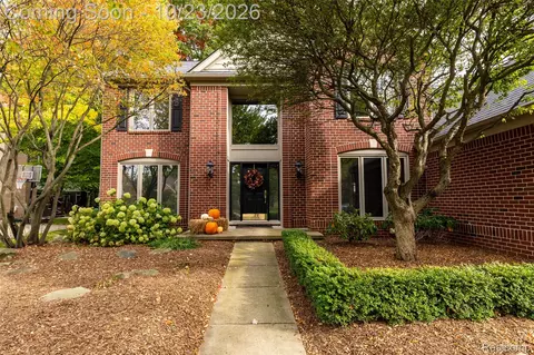 4118 Arcadia Dr, Auburn Hills, MI 48326