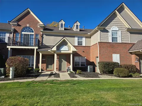 27337 Hidden Oaks Dr, Brownstown, MI 48183