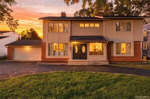 2110 Langham Dr, West Bloomfield, MI 48323