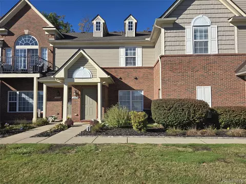 27605 Hidden Oaks Dr, Brownstown, MI 48183