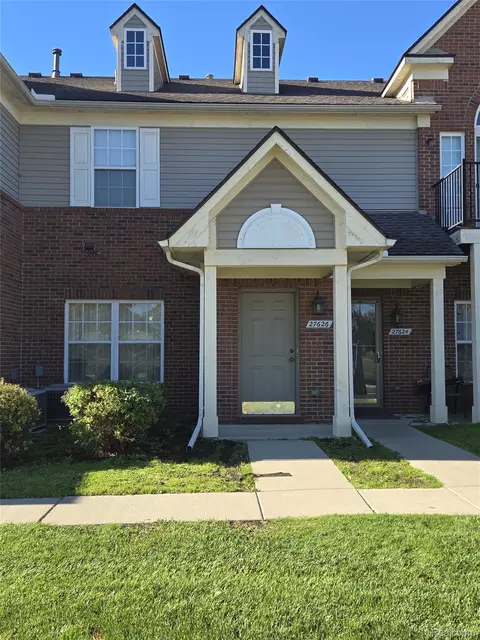 27626 Hidden Oaks Dr, Brownstown, MI 48183