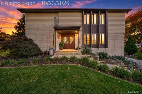 41 Hurondale Dr, White Lake, MI 48386