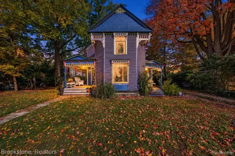 129 E Shadbolt St, Lake Orion, MI 48362