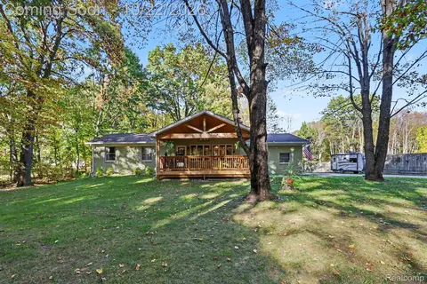 371 Rissman Ln, Groveland, MI 48462