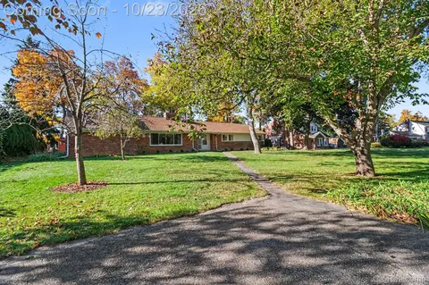 4739 Westlawn Pkwy, Waterford, MI 48328