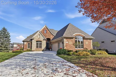 10721 Cliffview Dr, Green Oak, MI 48178