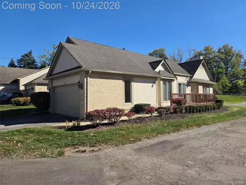 29470 Cove Creek Ln, Farmington Hills, MI 48334