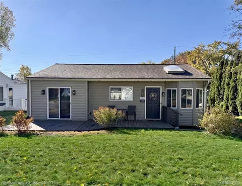 5299 Clinton River Dr, Waterford, MI 48327