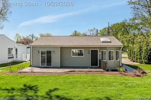 5299 Clinton River Dr, Waterford, MI 48327