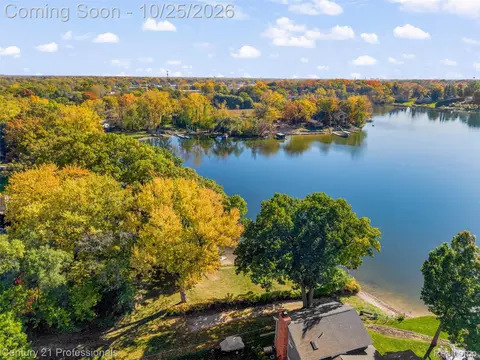 2321 Marwood Dr, Waterford, MI 48328