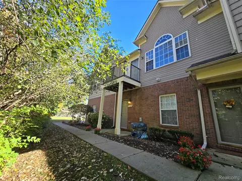 27248 Hidden Oaks Dr, Brownstown, MI 48183