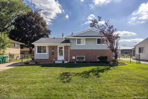 28417 Cambridge St, Garden City, MI 48135
