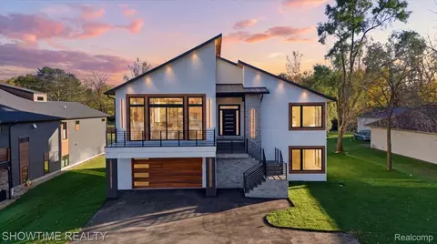 2105 S Long Lake Rd, Fenton, MI 48430