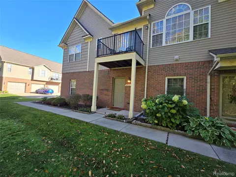 27606 Hidden Oaks Dr, Brownstown, MI 48183
