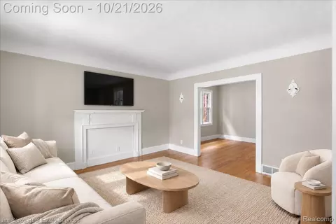 Living - 910 Beaconsfield Ave, Grosse Pointe Park, MI 48230 photo 2 of 2