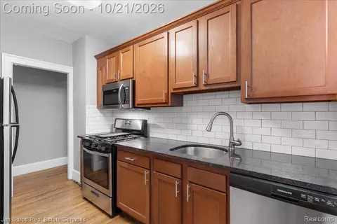 Kitchen - 910 Beaconsfield Ave, Grosse Pointe Park, MI 48230 photo 1 of 3