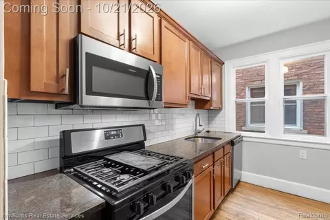 Kitchen - 910 Beaconsfield Ave, Grosse Pointe Park, MI 48230 photo 2 of 3