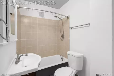 Bath - 910 Beaconsfield Ave, Grosse Pointe Park, MI 48230 photo 1 of 1