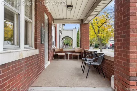 Exterior - 910 Beaconsfield Ave, Grosse Pointe Park, MI 48230 photo 3 of 4