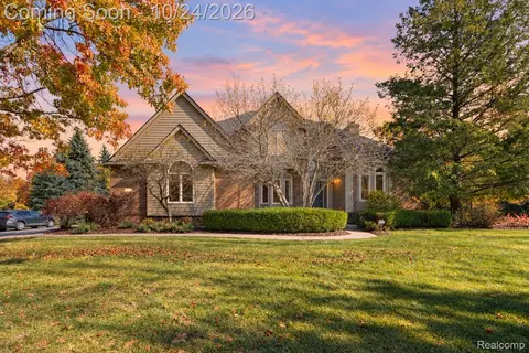 1872 Hidden Valley Dr, Milford, MI 48380
