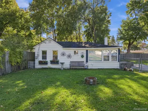 6511 Crest Dr, Waterford, MI 48329