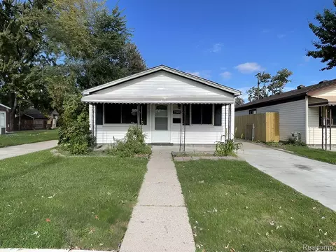 21809 Rosedale St, Saint Clair Shores, MI 48080
