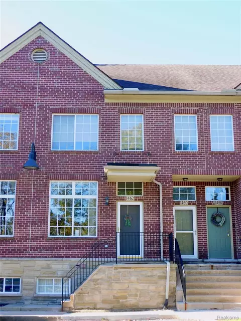 1462 Silverbrook Ridge Dr, Walled Lake, MI 48390