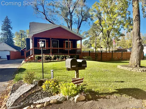 2257 Rosemary Ave, Waterford, MI 48328