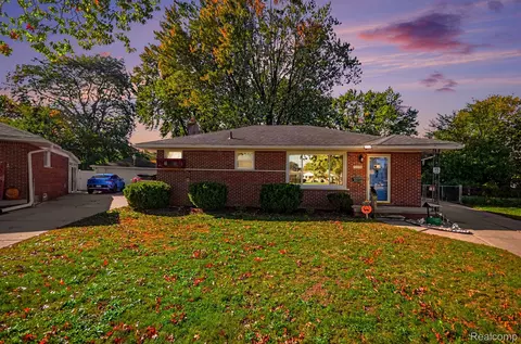 22228 Milgrom Ct, Saint Clair Shores, MI 48081
