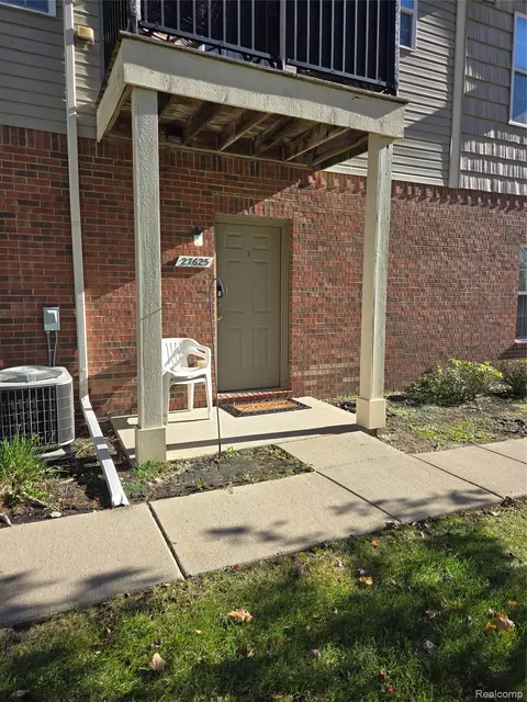 27625 Hidden Oaks Dr, Brownstown, MI 48183