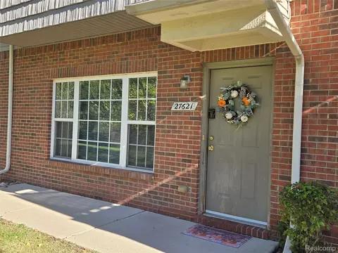 27261 Hidden Oaks Dr, Brownstown, MI 48183