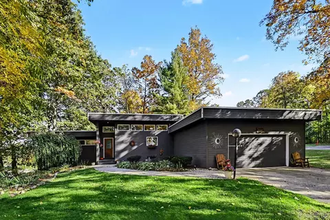 10685 Oxbow Lakeshore Dr, White Lake, MI 48386