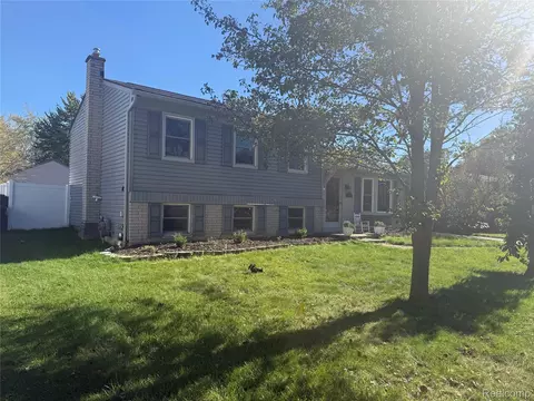 50436 Spruce Dr, Chesterfield, MI 48047