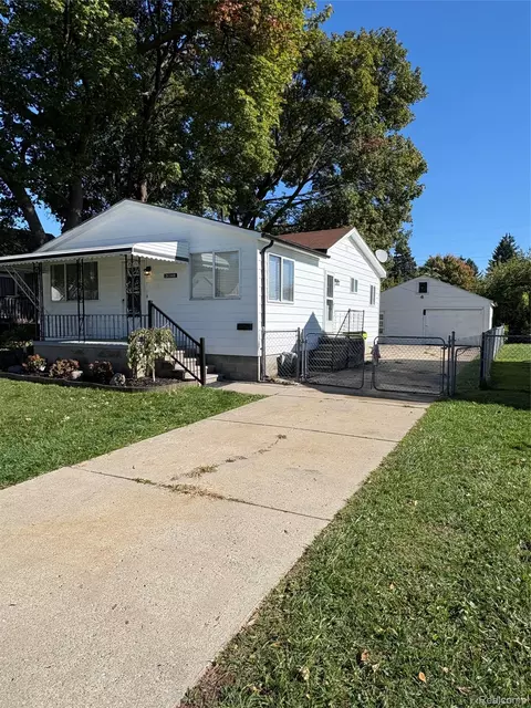 26360 Oakland St, Roseville, MI 48066