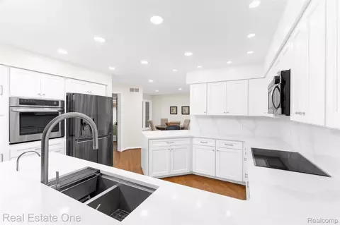 Kitchen - 4884 Pine Eagles Ct, Genoa, MI 48116 photo 2 of 4