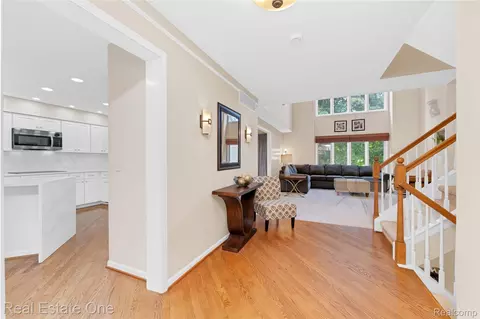 Entry Way - 4884 Pine Eagles Ct, Genoa, MI 48116 photo 2 of 4