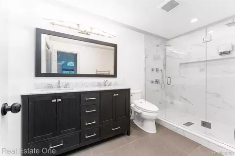 Bath - 4884 Pine Eagles Ct, Genoa, MI 48116 photo 3 of 4