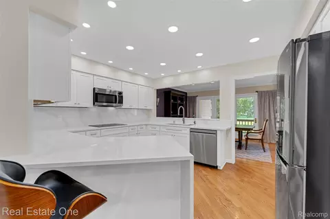 Kitchen - 4884 Pine Eagles Ct, Genoa, MI 48116 photo 4 of 4