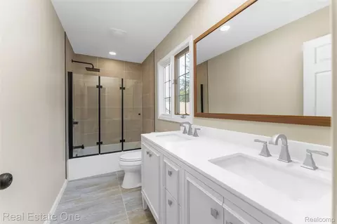 Bath - 4884 Pine Eagles Ct, Genoa, MI 48116 photo 2 of 4