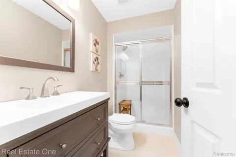 Bath - 4884 Pine Eagles Ct, Genoa, MI 48116 photo 4 of 4