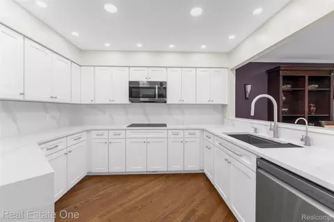 Kitchen - 4884 Pine Eagles Ct, Genoa, MI 48116 photo 3 of 4