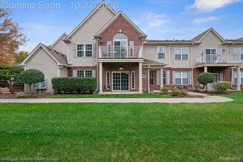 8592 Heywood Cir, Sterling Heights, MI 48312