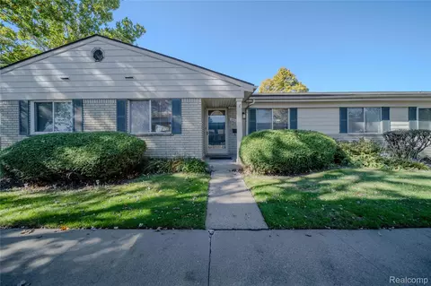 26533 Franklin Pointe Dr, Southfield, MI 48034