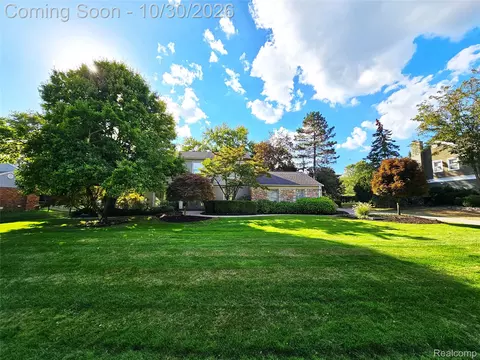 4627 Hedgewood Dr, Bloomfield Hills, MI 48301