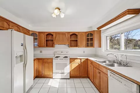 Kitchen - 6136 Ormond Rd, Springfield, MI 48350 photo 3 of 4