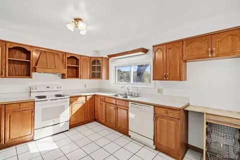 Kitchen - 6136 Ormond Rd, Springfield, MI 48350 photo 2 of 4